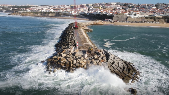 Obras de reforço do quebra-mar do Porto da Ericeira em fase avançada