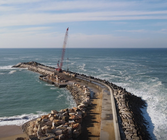 Obras de reforço do quebra-mar do Porto da Ericeira em fase avançada