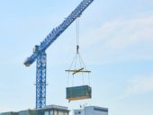 Imagem do dia: Alemanha constrói hotel com módulos de madeira no topo de parque de estacionamento