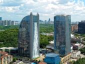 Imagem do dia: Chineses constroem arranha-céus que integra a maior cascata artificial do mundo
