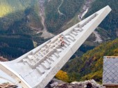 Timelapse da construção de uma plataforma inclinada de betão armado na Noruega