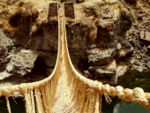 Engenharia Inca mantém ponte funcional há centenas de anos no Peru