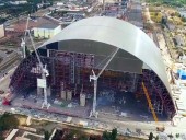Estrutura de confinamento do sarcófago de Chernobyl próxima da conclusão
