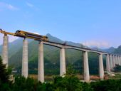 O monstro de 580 toneladas que constrói pontes na China