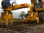 Operação de substituição automática de travessas em vias ferroviárias