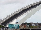 Ponte Rotativa Gateshead Millennium em Inglaterra